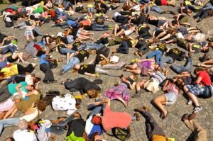 Imagen performance por los derechos humanos