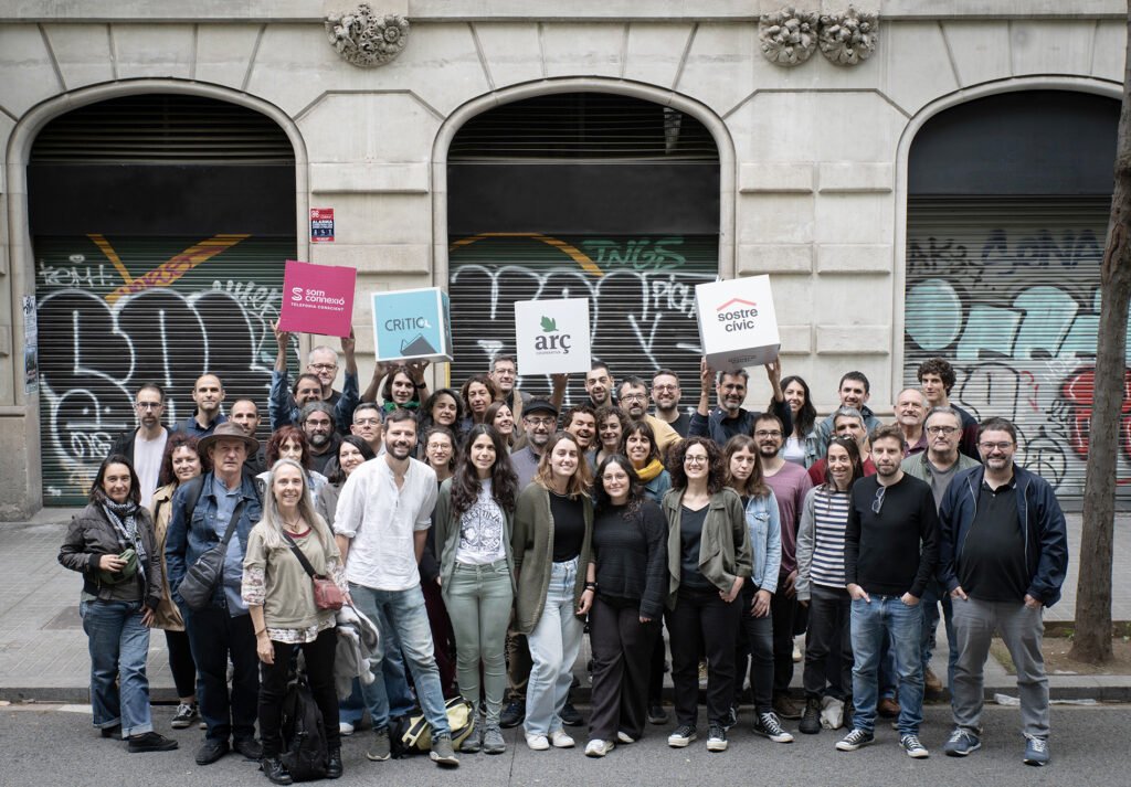Miembros de las cooperativas Sostre Cívic, Arç, Som Connexió y CRÍTIC delante del local que han comprado en la calle de Trafalgar de Barcelona