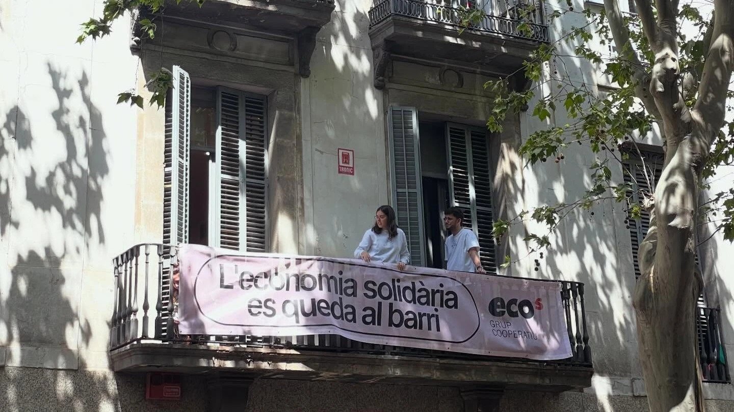 Pancarta en el espacio del Grup ECOS en la Dreta de l'Eixample