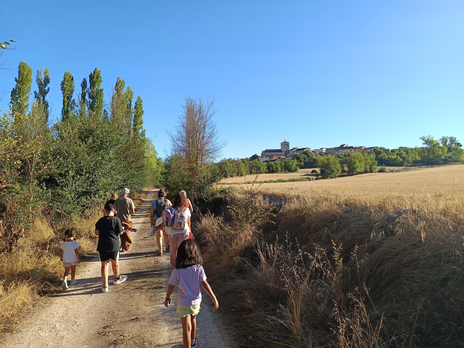 Paseo por el camino de Tabanera de Cerrato, con el pueblo al fondo
