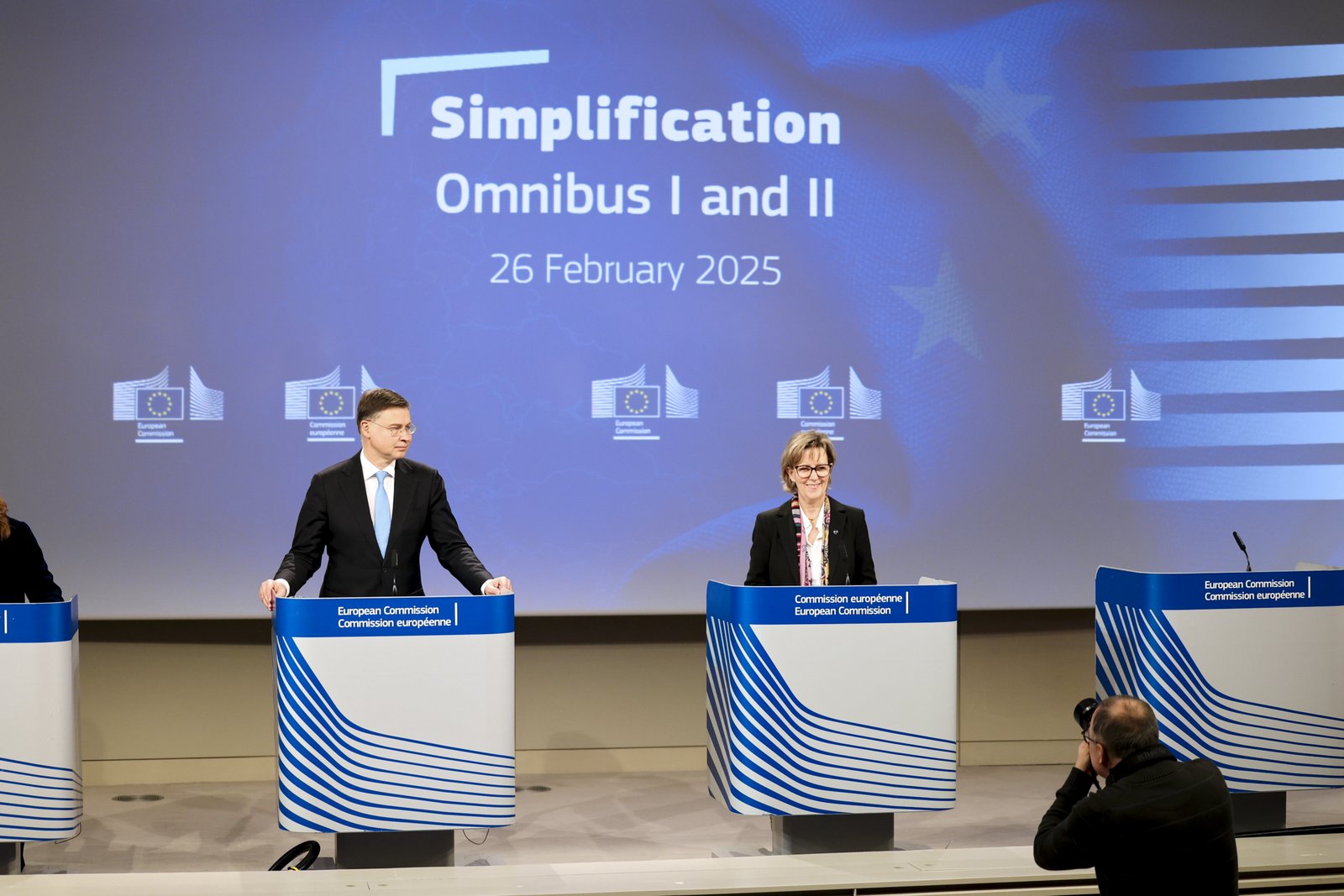 Valdis Dombrovskis y Maria Luís Albuquerque en la rueda de prensa de la Comisión Europea sobre los paquetes Ómnibus